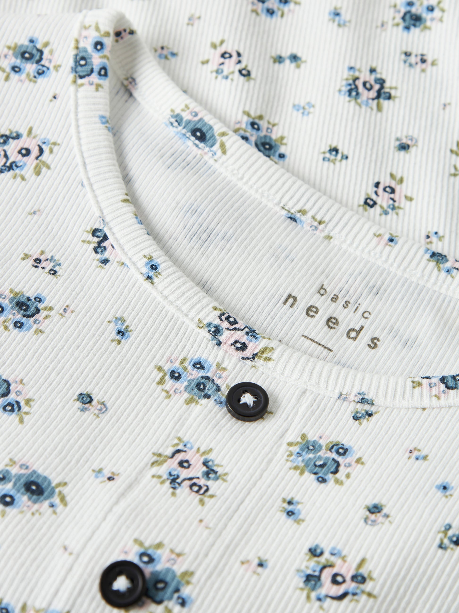 Blommig vit topp med kort ärm till flicka. Tjej t-shirt från Name it med knappar.
NKFVEMIA AOP SS SLIM TOP
13227478