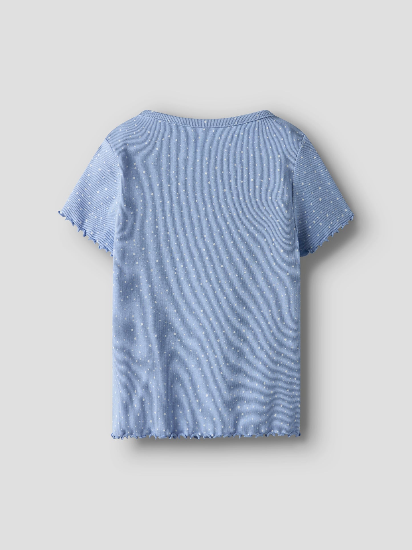 Prickig blå topp med kort ärm till flicka. Tjej t-shirt från Name it med knappar.
NKFVEMIA AOP SS SLIM TOP
13227478