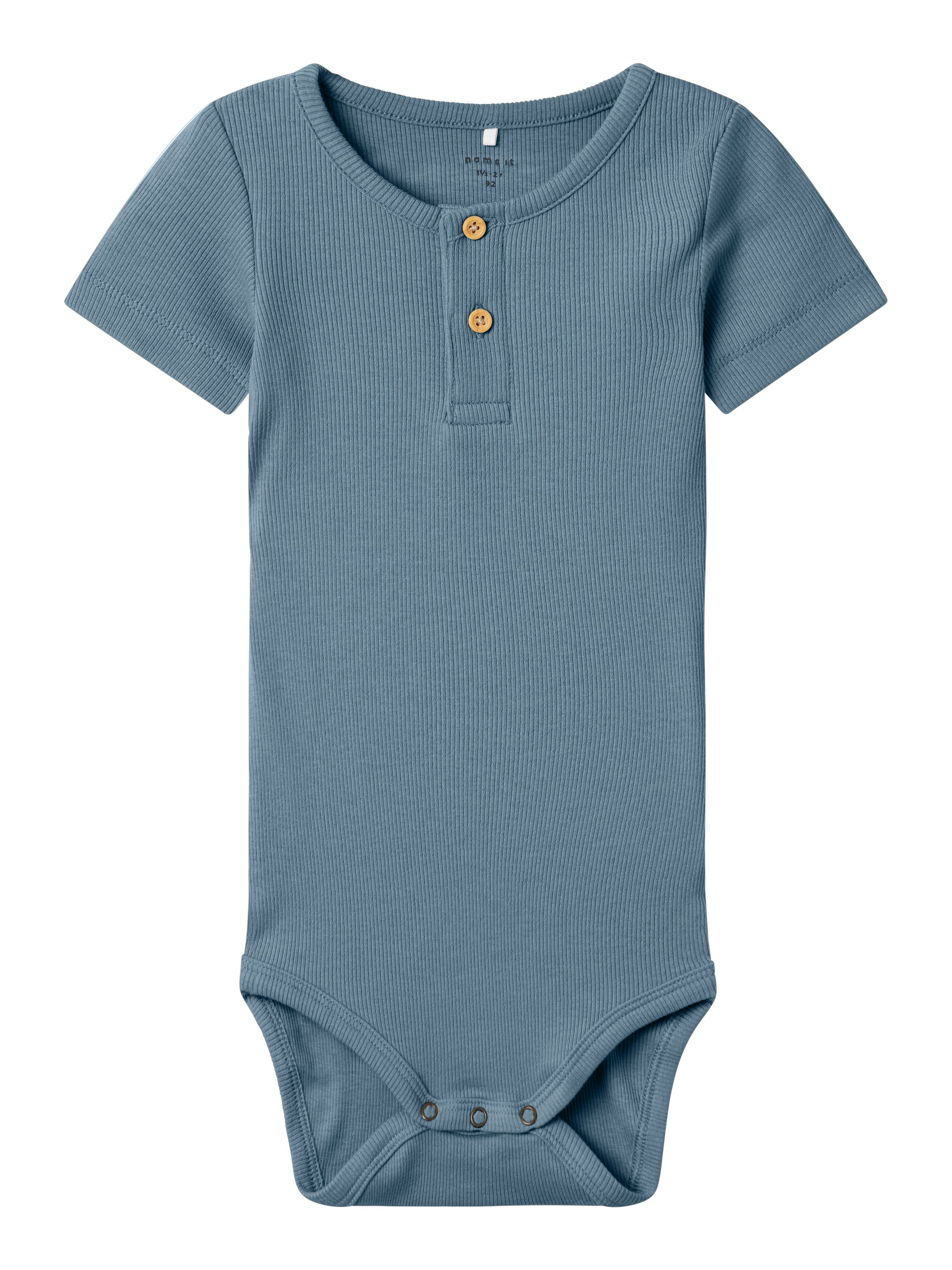Blå kortärmad body till pojke. Bodysuit med knappar till nyfödd kille, ekologiska babykläder från Name it.
NBMKAB SS BODY NOOS
13218874