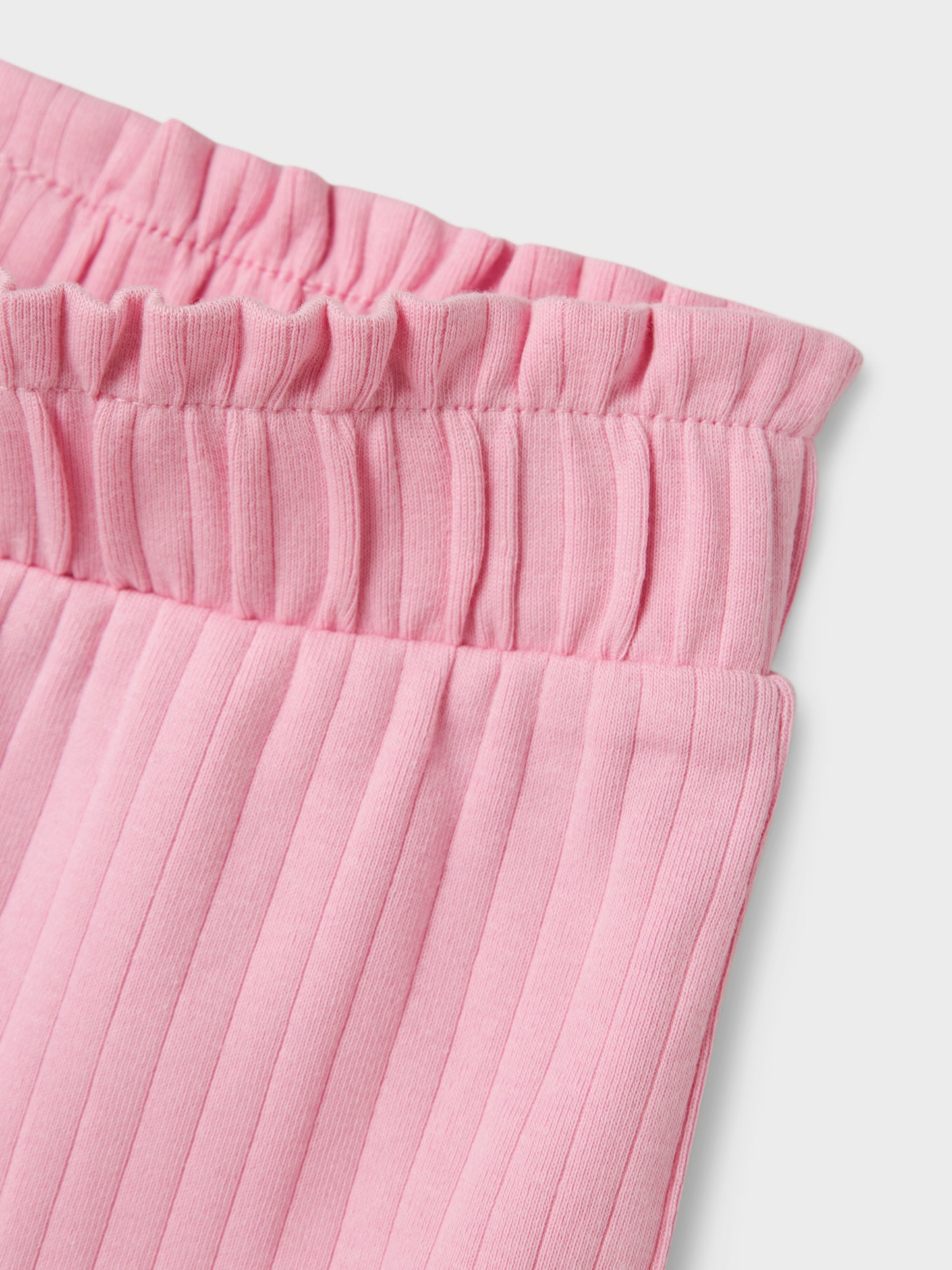 Rosa shorts till flicka. Ribbade korta shorts från Name it.
NMFSURAJALI SHORTS NOOS
13240413