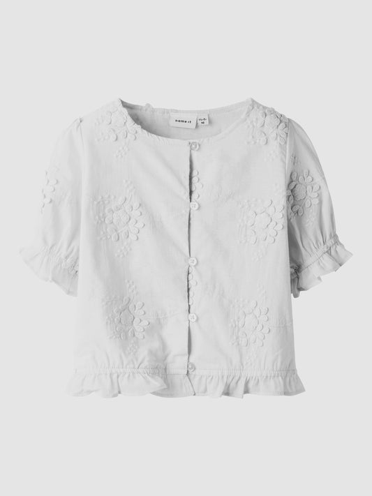Söt vit broderad blus till liten flicka. Kortärmad topp, sommarfin blus från Name it.
NMFFASINE SS TOP
13240097