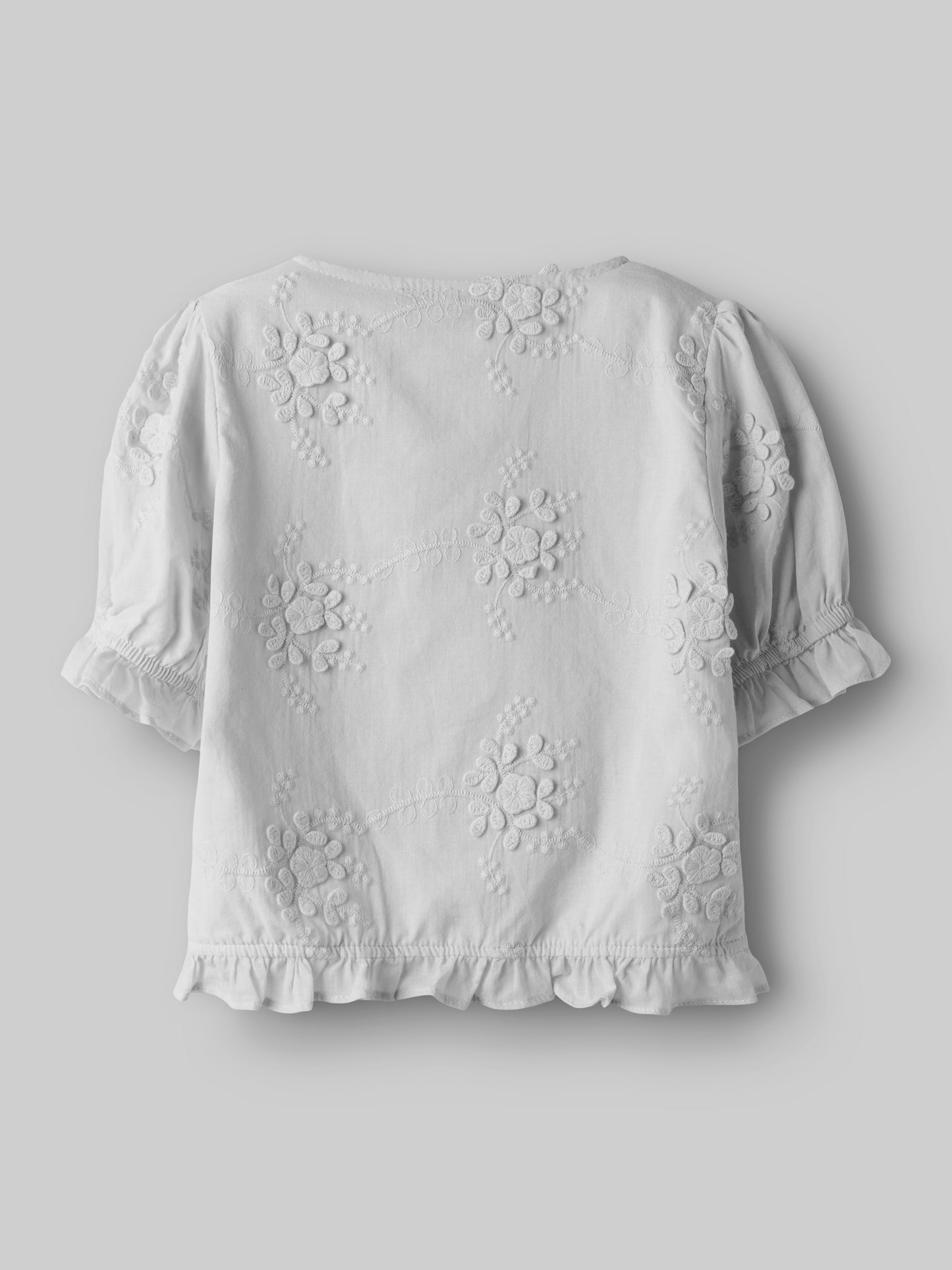 Söt vit broderad blus till liten flicka. Kortärmad topp, sommarfin blus från Name it.
NMFFASINE SS TOP
13240097