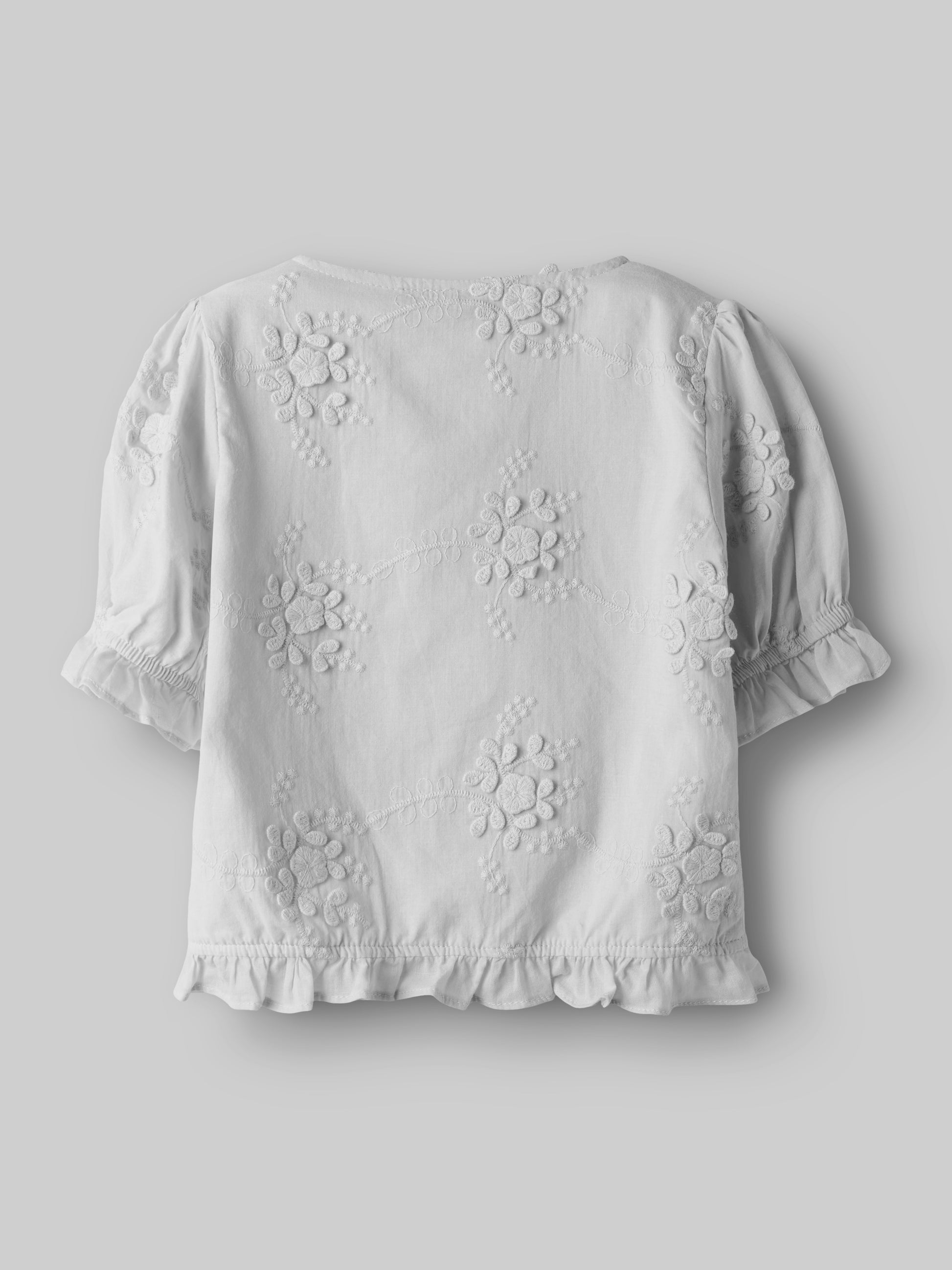 Söt vit broderad blus till liten flicka. Kortärmad topp, sommarfin blus från Name it.
NMFFASINE SS TOP
13240097