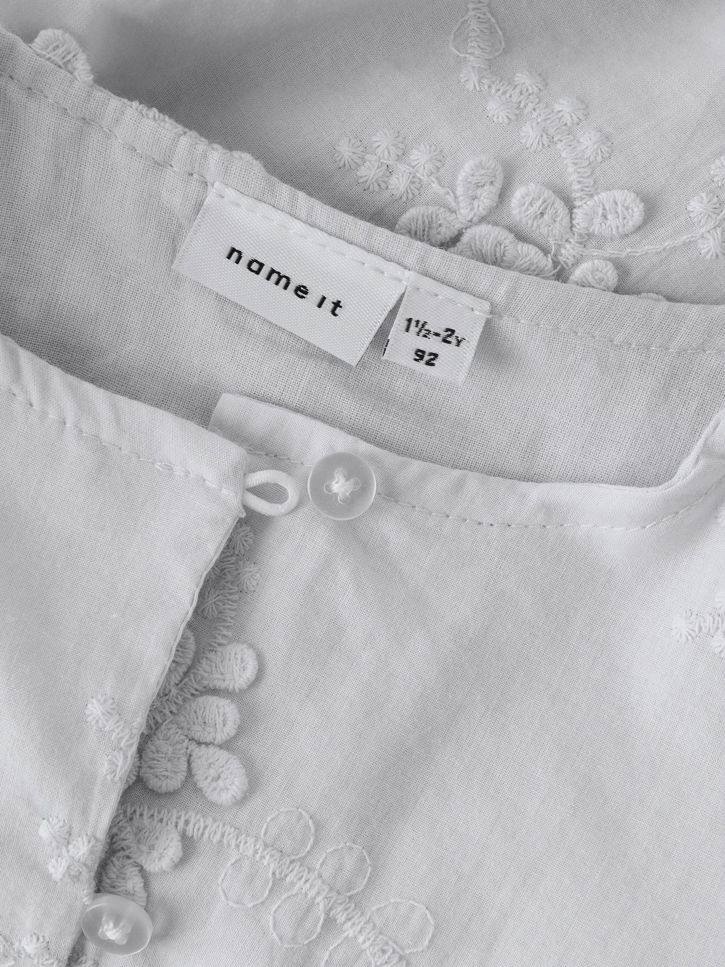 Söt vit broderad blus till liten flicka. Kortärmad topp, sommarfin blus från Name it.
NMFFASINE SS TOP
13240097