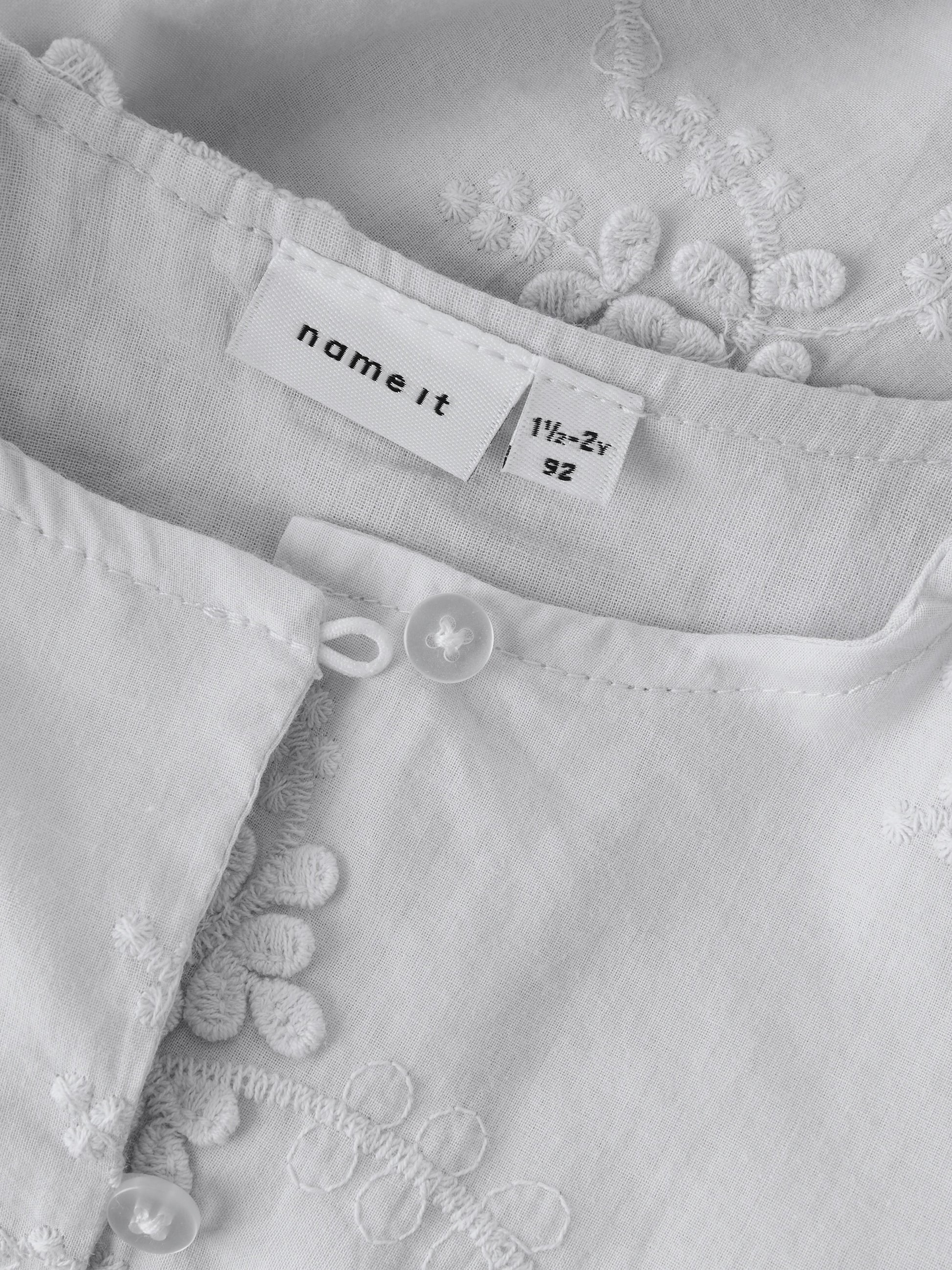 Söt vit broderad blus till liten flicka. Kortärmad topp, sommarfin blus från Name it.
NMFFASINE SS TOP
13240097