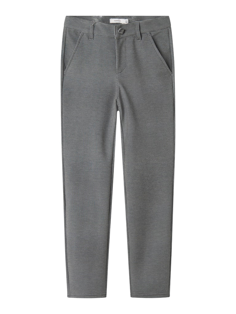 Grå rutig chinos till pojke. Byxor med mycket stretch i skön modell till kille. 
NKMSILAS COMFORT PANT 1152-GS D
13227800