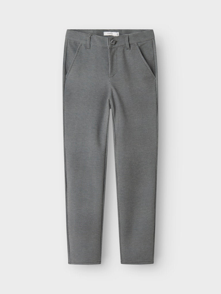Grå rutig chinos till pojke. Byxor med mycket stretch i skön modell till kille. 
NKMSILAS COMFORT PANT 1152-GS D
13227800