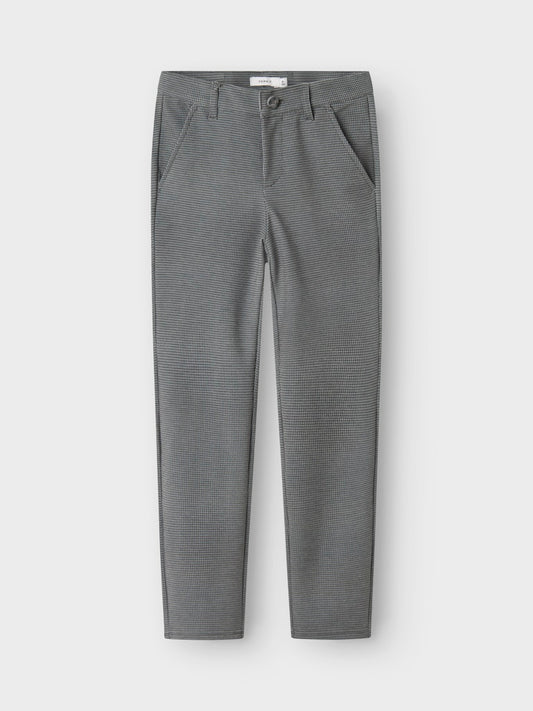 Grå rutig chinos till pojke. Byxor med mycket stretch i skön modell till kille. 
NKMSILAS COMFORT PANT 1152-GS D
13227800