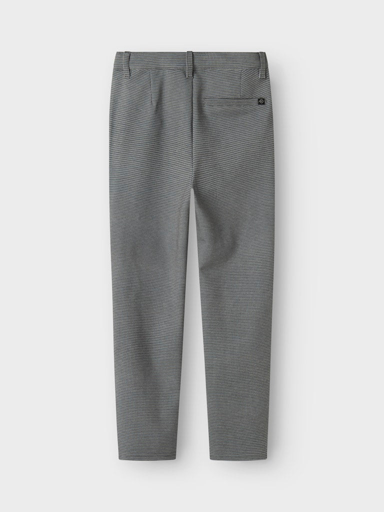 Grå rutig chinos till pojke. Byxor med mycket stretch i skön modell till kille. 
NKMSILAS COMFORT PANT 1152-GS D
13227800