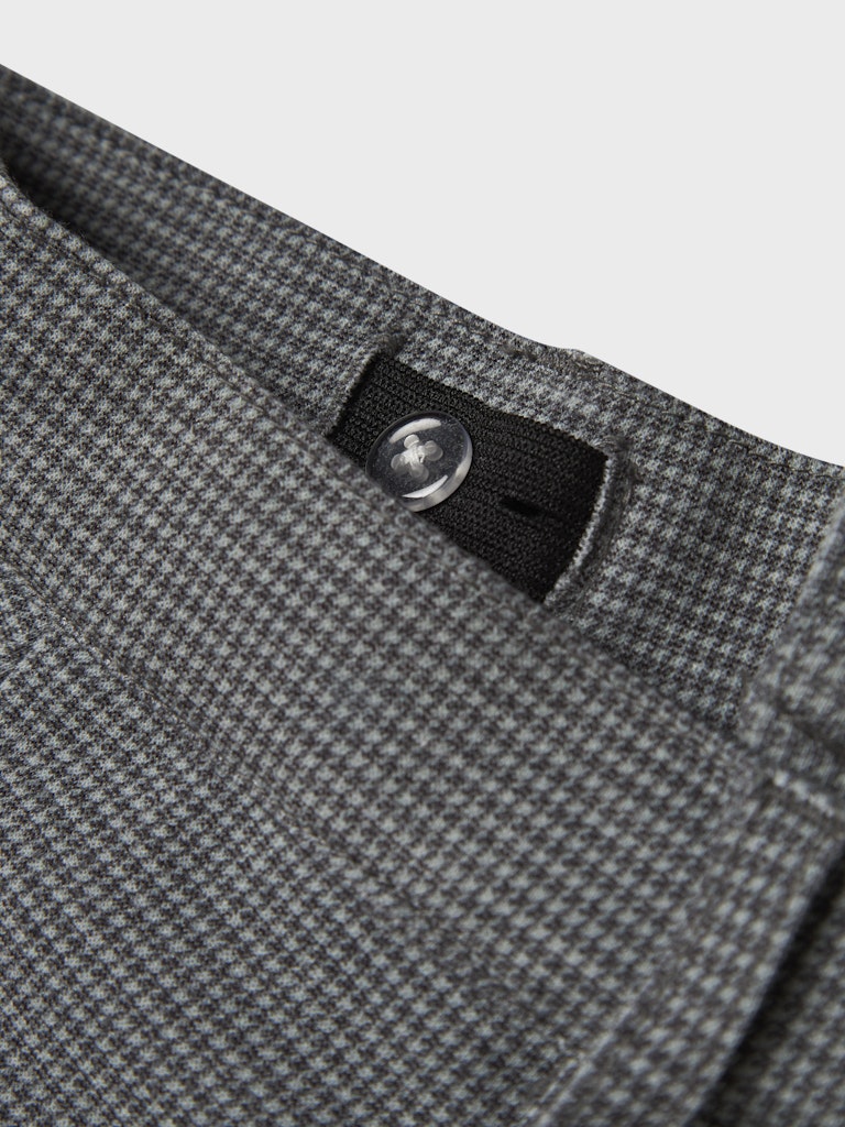 Grå rutig chinos till pojke. Byxor med mycket stretch i skön modell till kille. 
NKMSILAS COMFORT PANT 1152-GS D
13227800