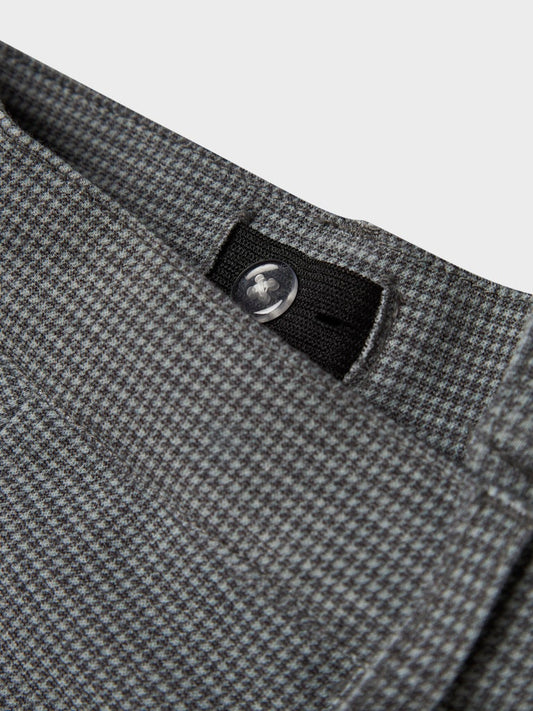 Grå rutig chinos till pojke. Byxor med mycket stretch i skön modell till kille. 
NKMSILAS COMFORT PANT 1152-GS D
13227800