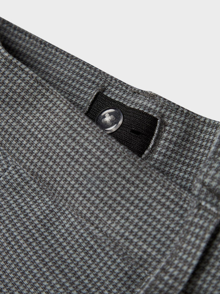 Grå rutig chinos till pojke. Byxor med mycket stretch i skön modell till kille. 
NKMSILAS COMFORT PANT 1152-GS D
13227800