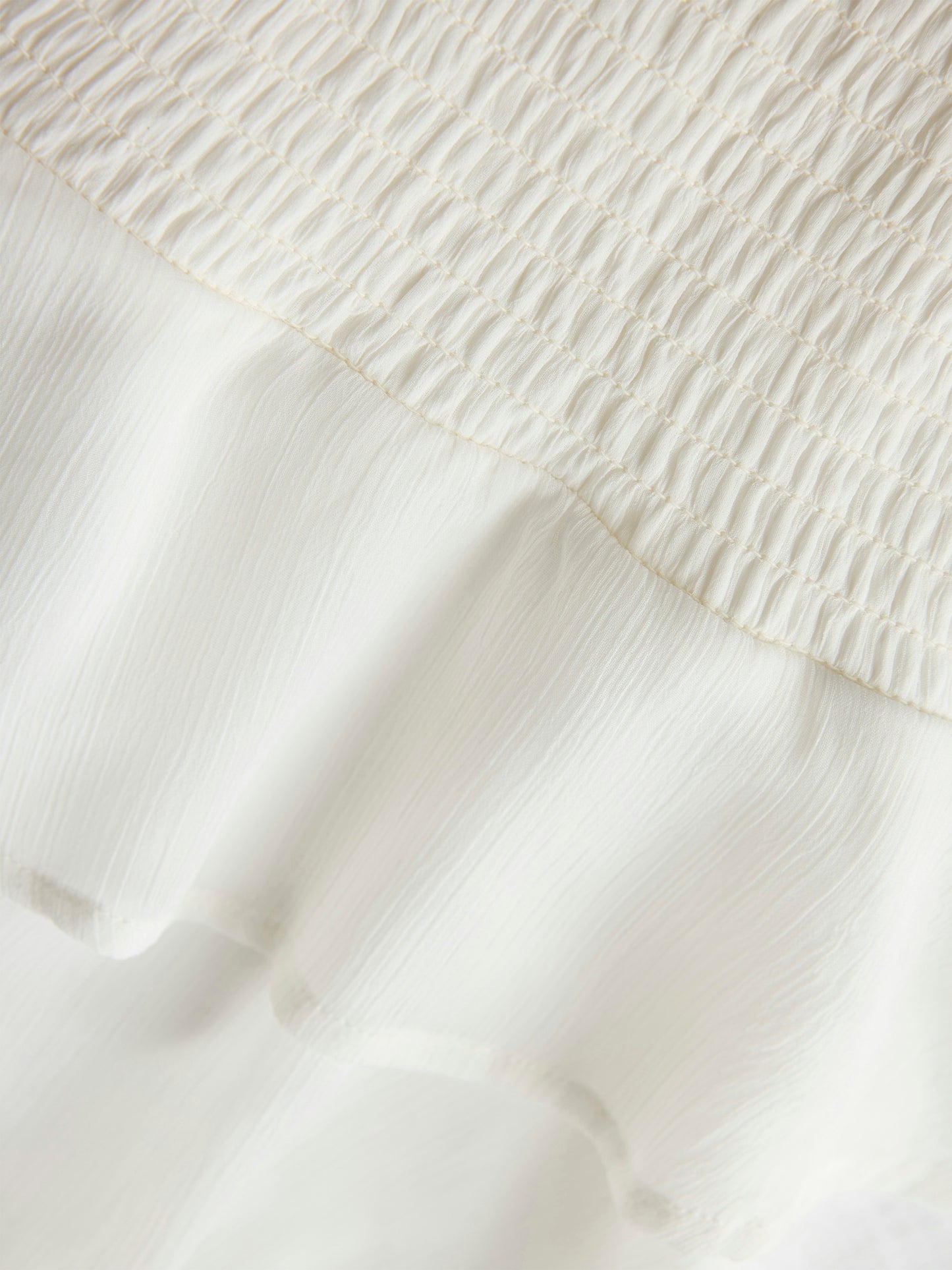 Vitt linne med smala axelband till tjej. Volanger linne till flicka perfekt för stunder att vara finklädd, midsommar, skolavslutningskläder och examen från Name it.
NKFFEDOLINA STRAP TOP
13246660