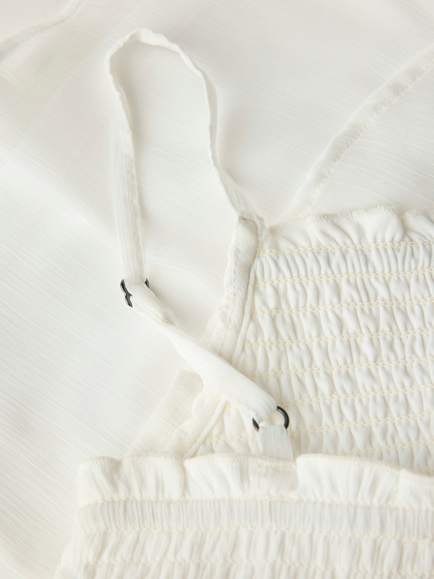 Vitt linne med smala axelband till tjej. Volanger linne till flicka perfekt för stunder att vara finklädd, midsommar, skolavslutningskläder och examen från Name it.
NKFFEDOLINA STRAP TOP
13246660