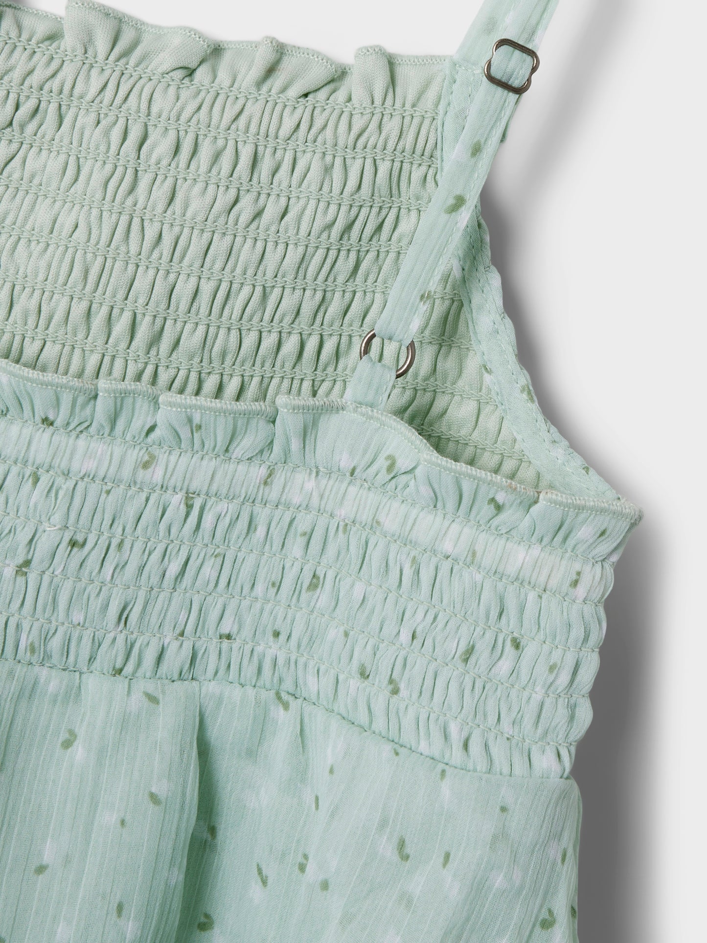 Grönt linne med smala axelband till tjej. Volanger linne till flicka perfekt för stunder att vara finklädd, midsommar, skolavslutningskläder och examen från Name it.
NKFFEDOLINA STRAP TOP
13246660