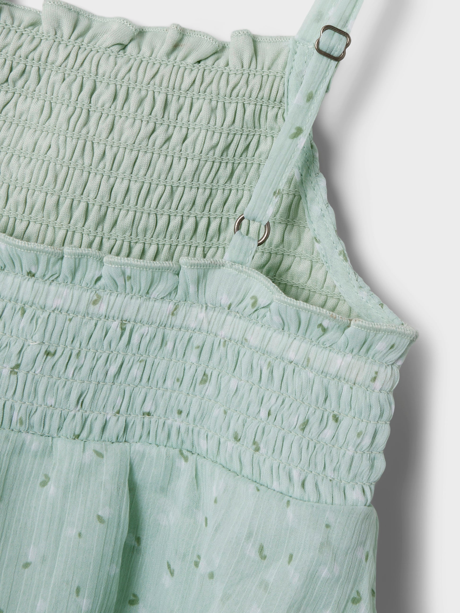 Grönt linne med smala axelband till tjej. Volanger linne till flicka perfekt för stunder att vara finklädd, midsommar, skolavslutningskläder och examen från Name it.
NKFFEDOLINA STRAP TOP
13246660