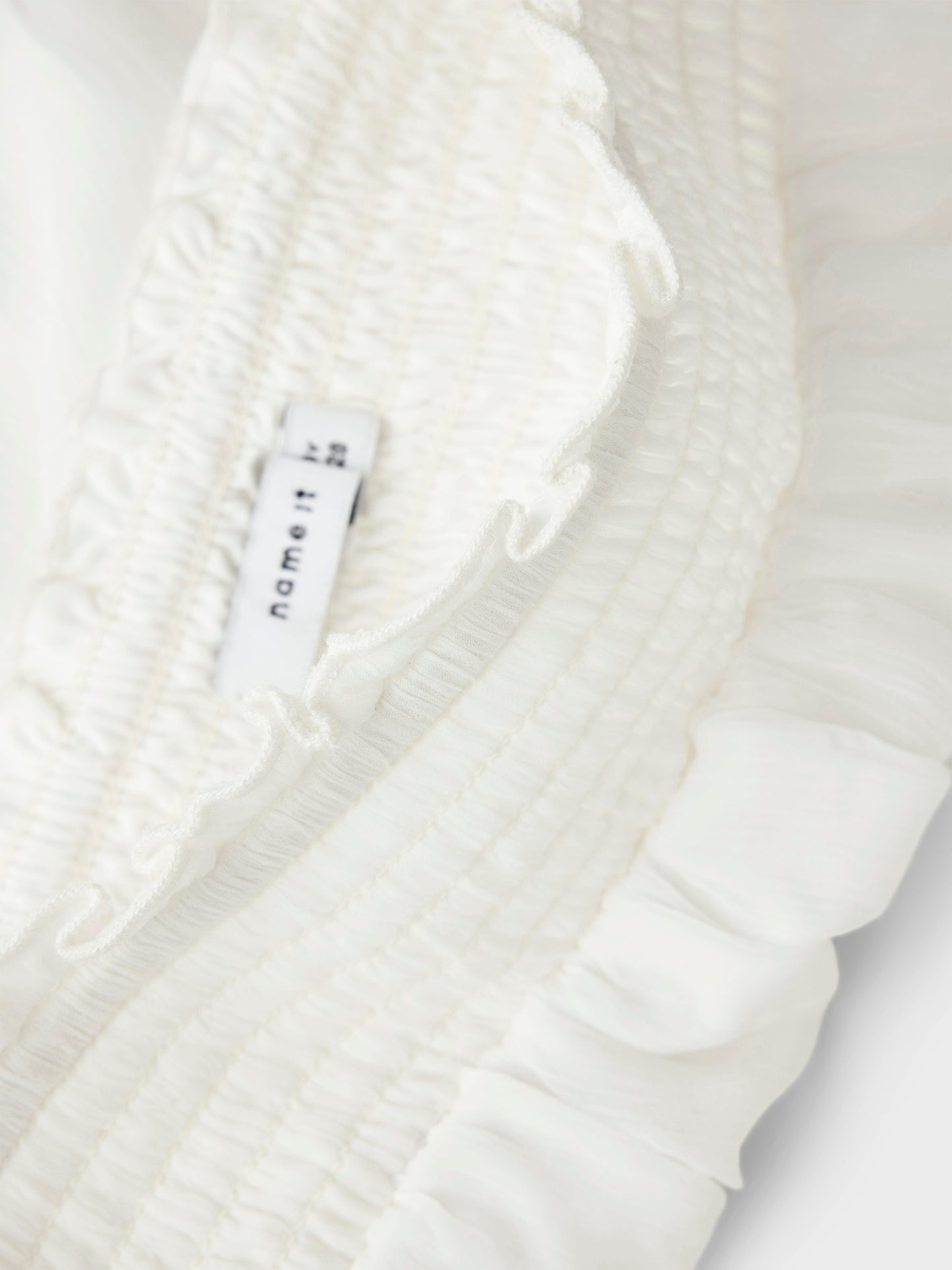 Vit vacker volang kjol till flicka, tjej, barn och ungdom. Midsommar kjol och skolavslutning, examenskläder. Fira festliga tillfällen eller vardag med trendiga kjolar som ger dig frihet att röra dig och leka. Chiffong är ett lätt vävt tyg med en genomskinlig effekt och en blank yta för en elegant look.

NKFFEDOLINA SKIRT
13246661