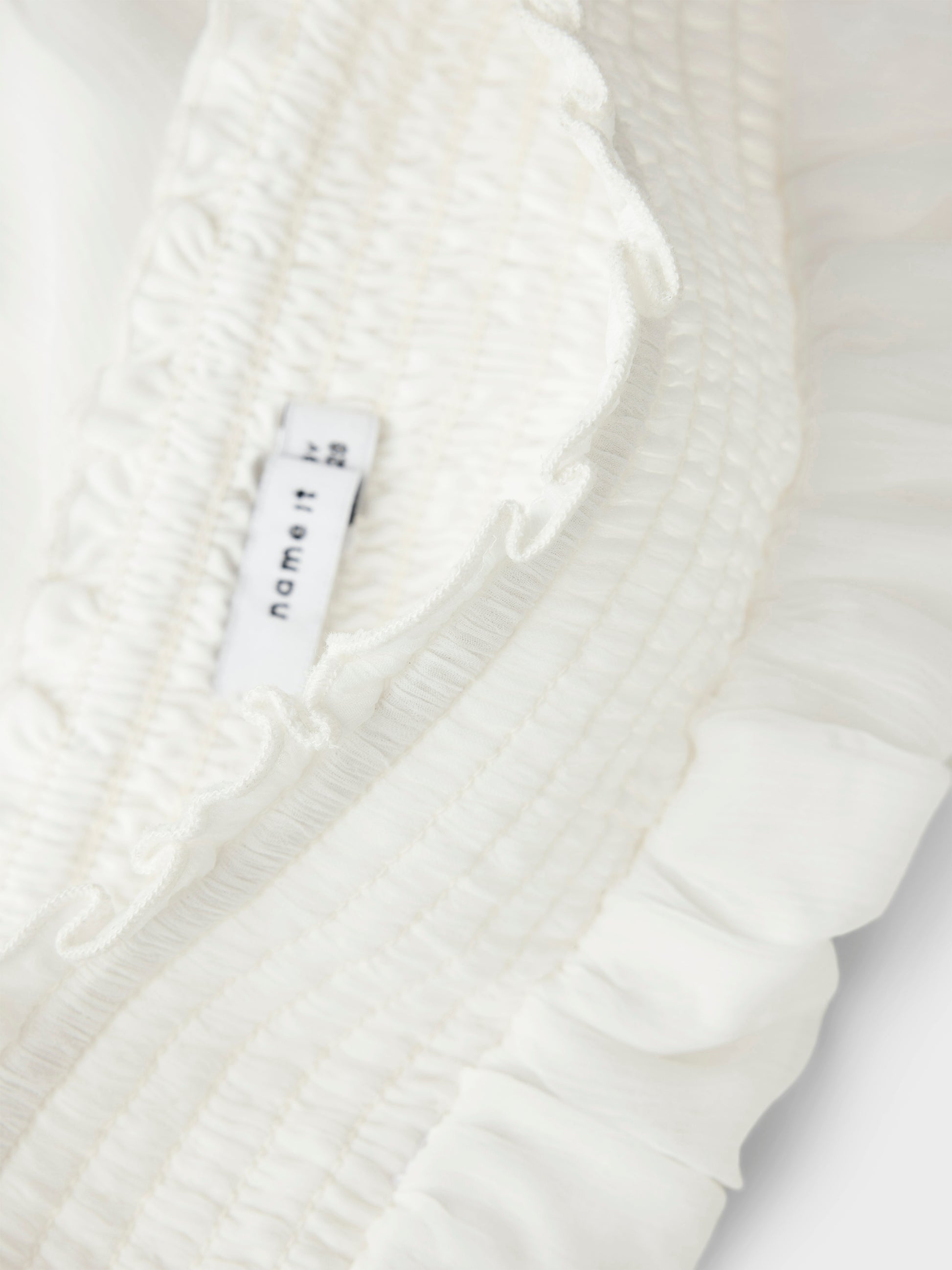 Vit vacker volang kjol till flicka, tjej, barn och ungdom. Midsommar kjol och skolavslutning, examenskläder. Fira festliga tillfällen eller vardag med trendiga kjolar som ger dig frihet att röra dig och leka. Chiffong är ett lätt vävt tyg med en genomskinlig effekt och en blank yta för en elegant look.

NKFFEDOLINA SKIRT
13246661