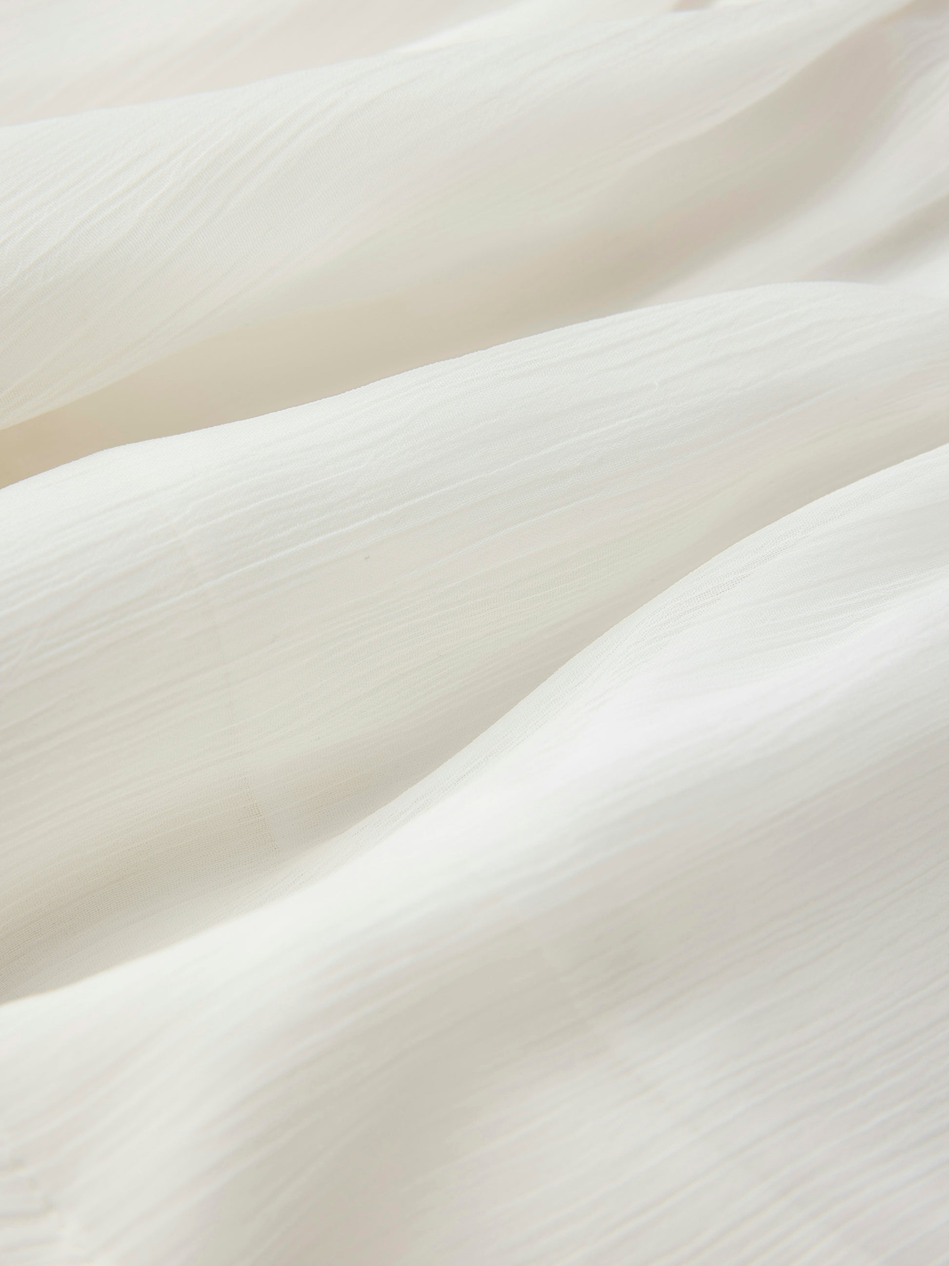 Vit vacker volang kjol till flicka, tjej, barn och ungdom. Midsommar kjol och skolavslutning, examenskläder. Fira festliga tillfällen eller vardag med trendiga kjolar som ger dig frihet att röra dig och leka. Chiffong är ett lätt vävt tyg med en genomskinlig effekt och en blank yta för en elegant look.

NKFFEDOLINA SKIRT
13246661