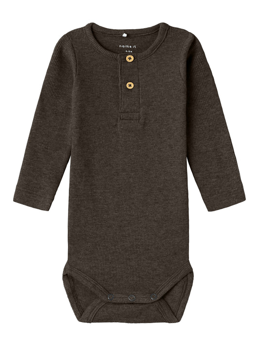 Brun ribbad baby body med knappar i halsen. Klassisk bebis bodysuit i ekologisk bomull från Name it.
13198041
NBMKAB LS BODY NOOS