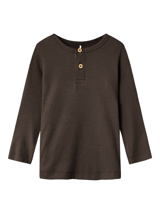 Brun ribbad långärmad tröja till pojke. Ekologisk tröja med knappar i hals från Name it.
13198045
NMMKAB LS TOP NOOS