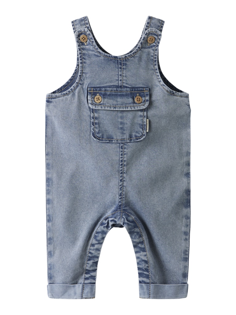 Ljus blå hängselbyxor till bebis pojke. Söt och samtidigt tuff baby byxa i denim från Name it.
NBMBEN BAGGY R DNM OVERALL 4816-YB B
13247785