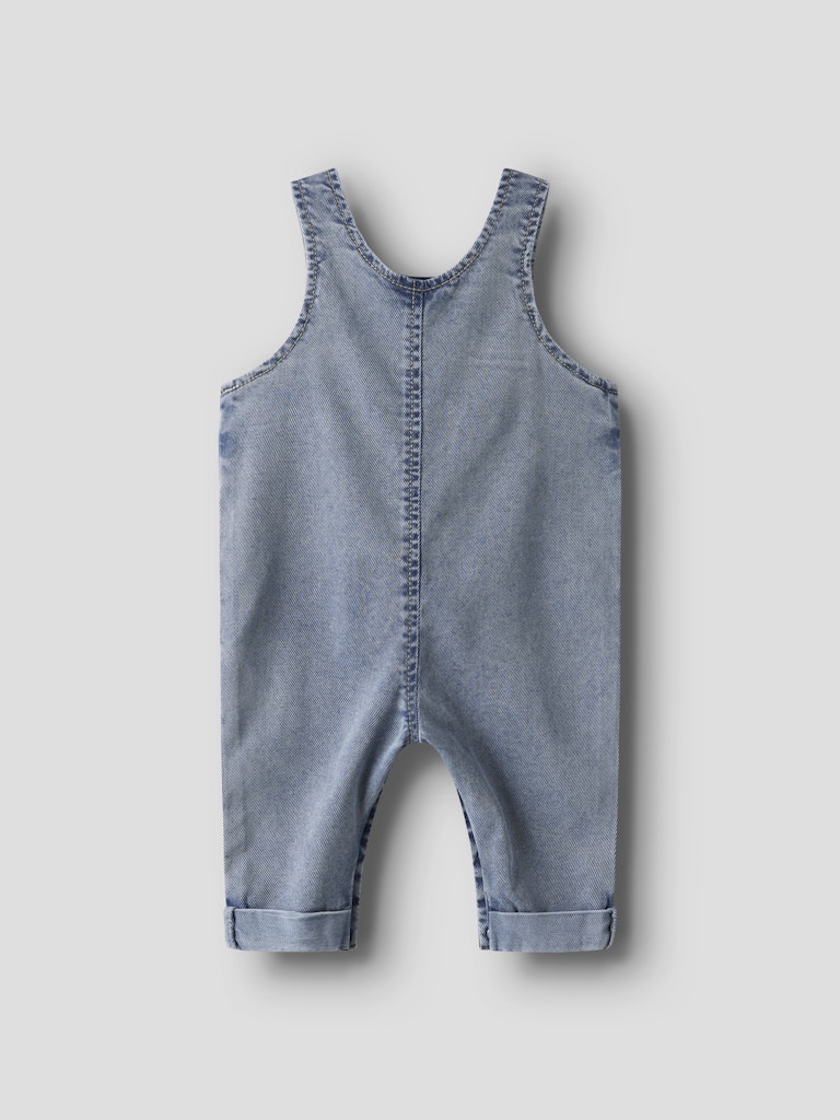 Ljus blå hängselbyxor till bebis pojke. Söt och samtidigt tuff baby byxa i denim från Name it.
NBMBEN BAGGY R DNM OVERALL 4816-YB B
13247785