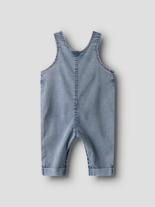 Ljus blå hängselbyxor till bebis pojke. Söt och samtidigt tuff baby byxa i denim från Name it.
NBMBEN BAGGY R DNM OVERALL 4816-YB B
13247785