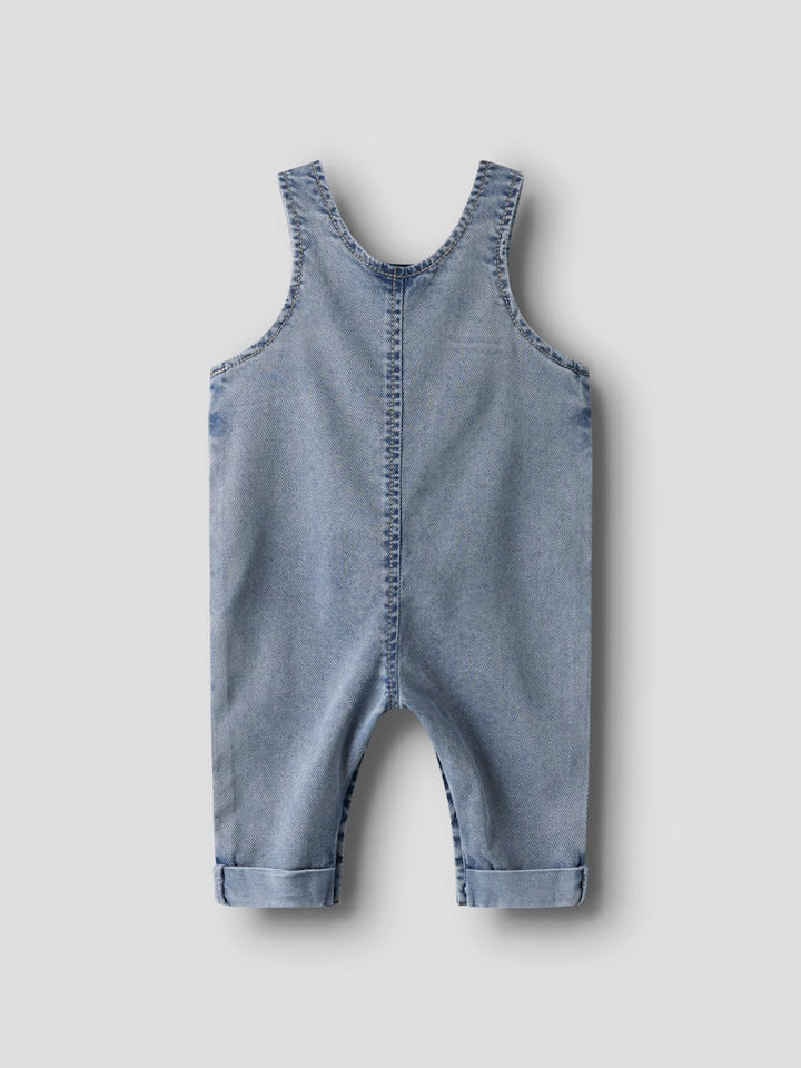 Ljus blå hängselbyxor till bebis pojke. Söt och samtidigt tuff baby byxa i denim från Name it.
NBMBEN BAGGY R DNM OVERALL 4816-YB B
13247785