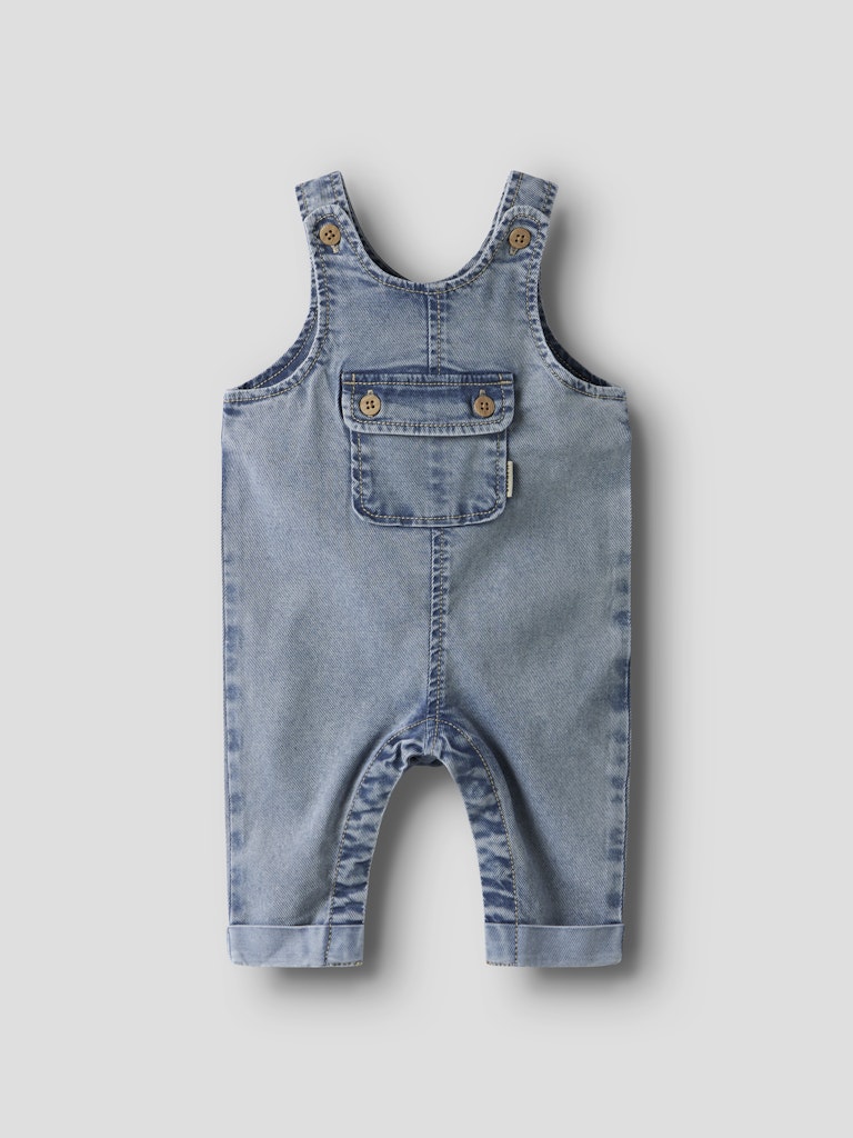 Ljus blå hängselbyxor till bebis pojke. Söt och samtidigt tuff baby byxa i denim från Name it.
NBMBEN BAGGY R DNM OVERALL 4816-YB B
13247785
