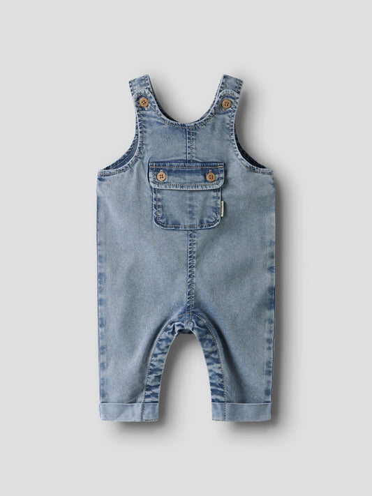 Ljus blå hängselbyxor till bebis pojke. Söt och samtidigt tuff baby byxa i denim från Name it.
NBMBEN BAGGY R DNM OVERALL 4816-YB B
13247785