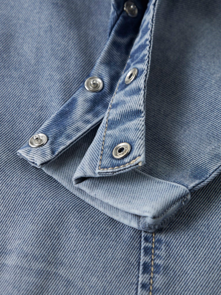 Ljus blå hängselbyxor till bebis pojke. Söt och samtidigt tuff baby byxa i denim från Name it.
NBMBEN BAGGY R DNM OVERALL 4816-YB B
13247785