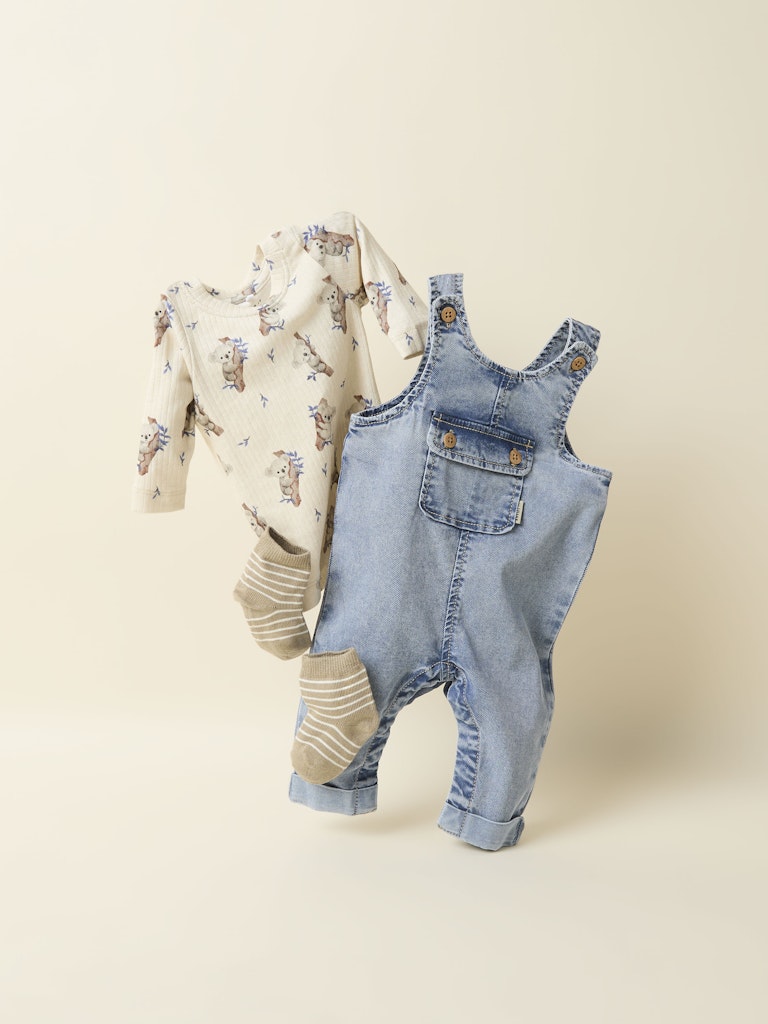Ljus blå hängselbyxor till bebis pojke. Söt och samtidigt tuff baby byxa i denim från Name it.
NBMBEN BAGGY R DNM OVERALL 4816-YB B
13247785