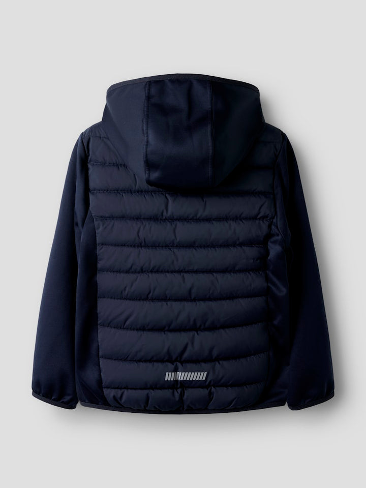 Marin blå hybrid jacka till kille och tjej. Mörk blå softshell och lättvikts jacka till pojke och flicka från Name it.
NKNMIO HYBRID JACKET TB
13249204