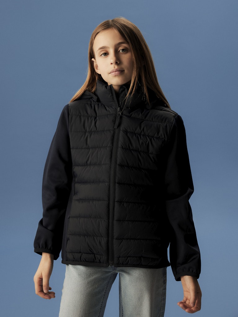 Marin blå hybrid jacka till kille och tjej. Mörk blå softshell och lättvikts jacka till pojke och flicka från Name it.
NKNMIO HYBRID JACKET TB
13249204