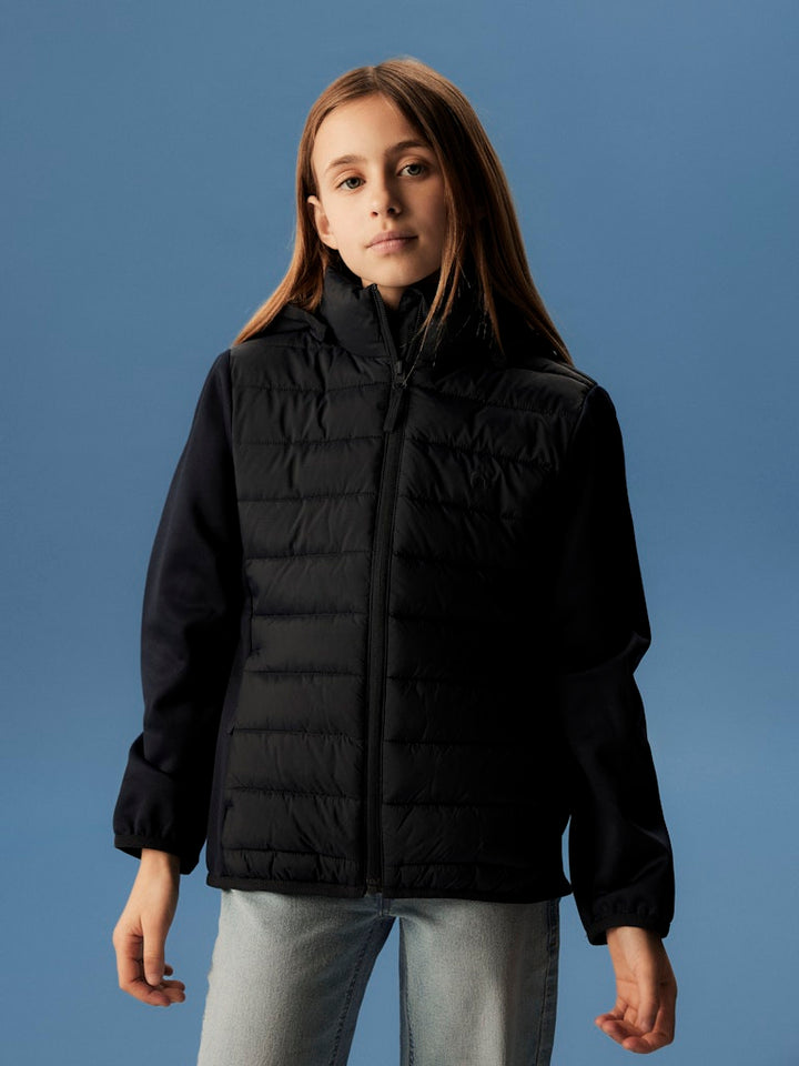 Marin blå hybrid jacka till kille och tjej. Mörk blå softshell och lättvikts jacka till pojke och flicka från Name it.
NKNMIO HYBRID JACKET TB
13249204