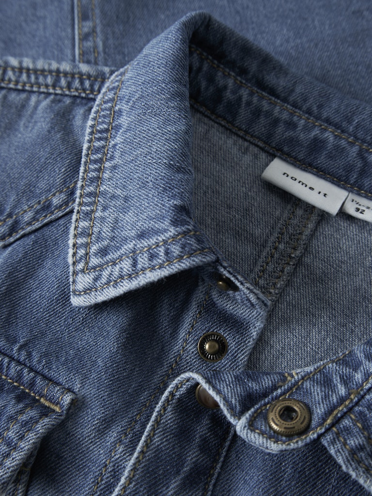 Blå jeans skjorta till pojke. Ekologisk jeansskjorta i denim från Name it till liten kille.
NMMBLUE OZ DNM LS SHIRT 6677-OZ B
13247791