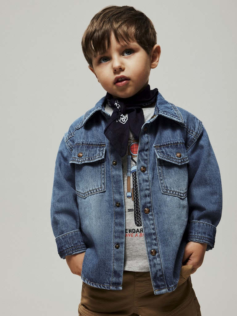 Blå jeans skjorta till pojke. Ekologisk jeansskjorta i denim från Name it till liten kille.
NMMBLUE OZ DNM LS SHIRT 6677-OZ B
13247791