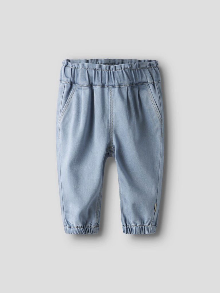 Ljus blå baby jeans till bebis flicka. Mjuka sköna baby byxor till nyfödd tjej.
NBFROSE R JEANS 2090-TO NOOS
13247881