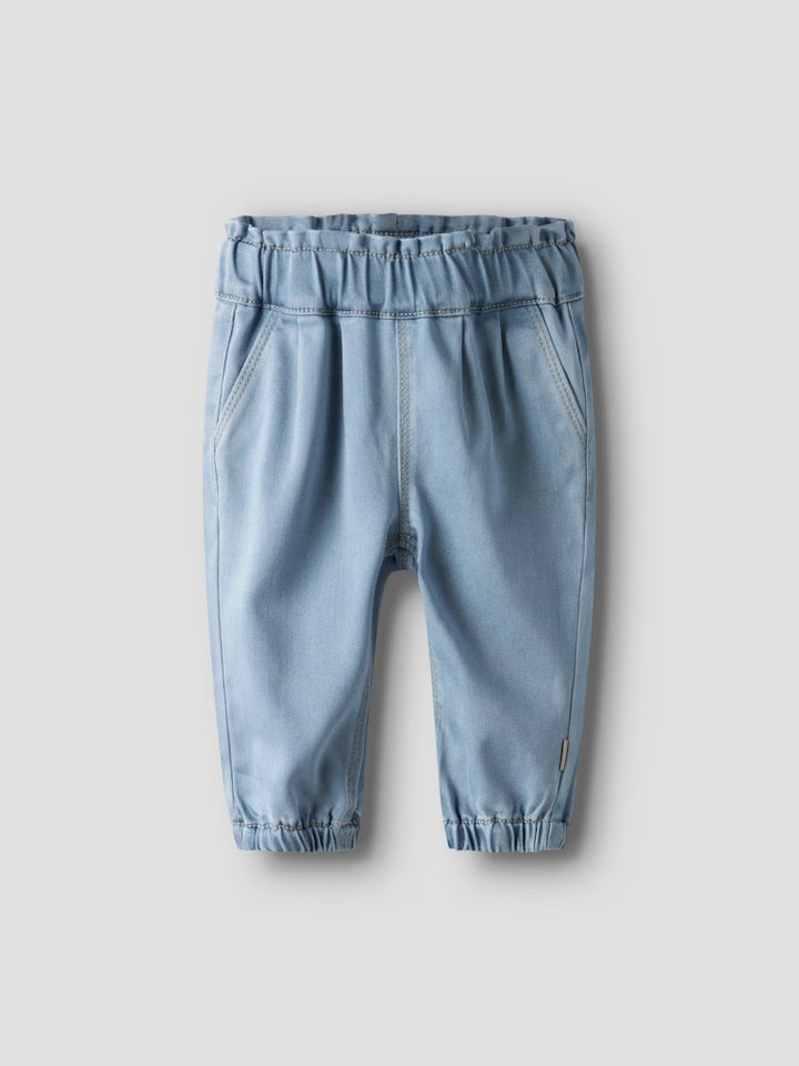 Ljus blå baby jeans till bebis flicka. Mjuka sköna baby byxor till nyfödd tjej.
NBFROSE R JEANS 2090-TO NOOS
13247881
