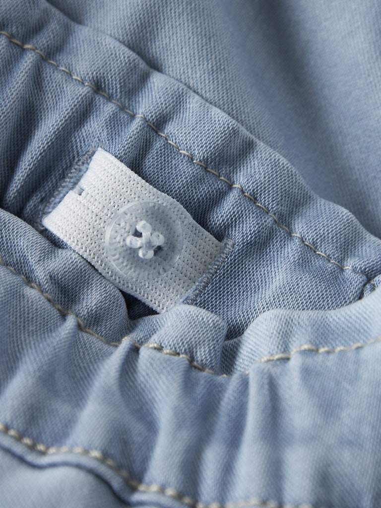 Ljus blå baby jeans till bebis flicka. Mjuka sköna baby byxor till nyfödd tjej.
NBFROSE R JEANS 2090-TO NOOS
13247881