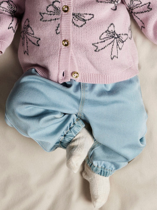Ljus blå baby jeans till bebis flicka. Mjuka sköna baby byxor till nyfödd tjej.
NBFROSE R JEANS 2090-TO NOOS
13247881