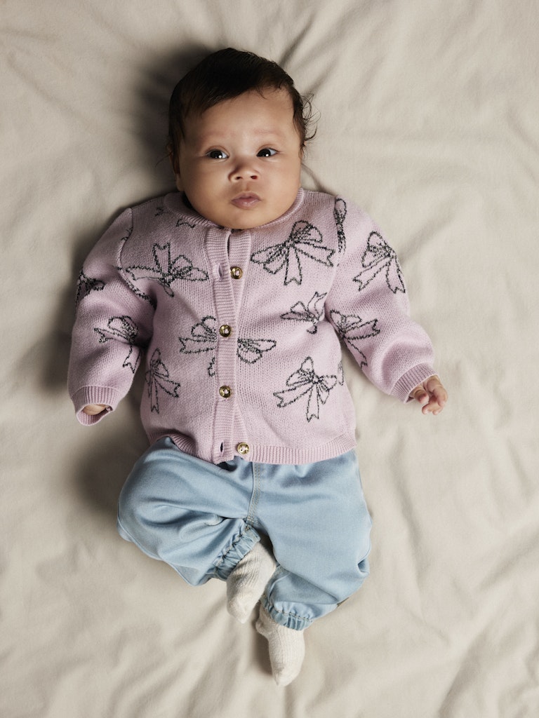 Ljus blå baby jeans till bebis flicka. Mjuka sköna baby byxor till nyfödd tjej.
NBFROSE R JEANS 2090-TO NOOS
13247881