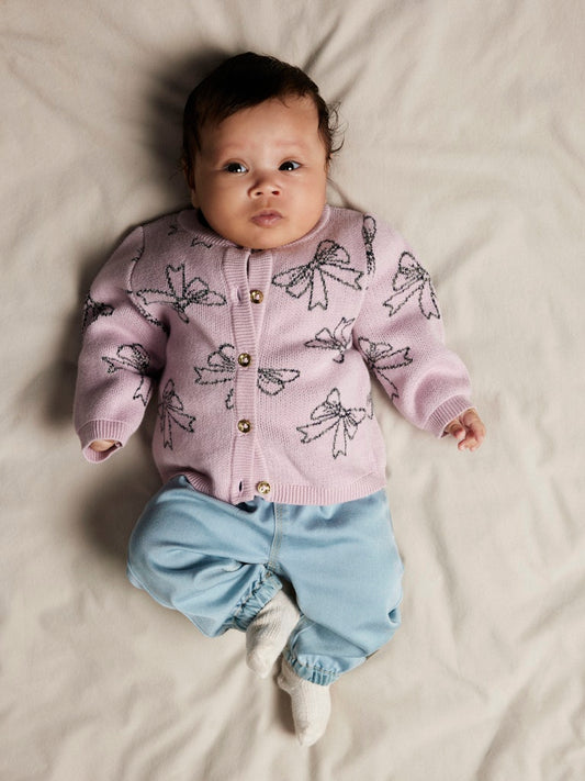 Ljus blå baby jeans till bebis flicka. Mjuka sköna baby byxor till nyfödd tjej.
NBFROSE R JEANS 2090-TO NOOS
13247881