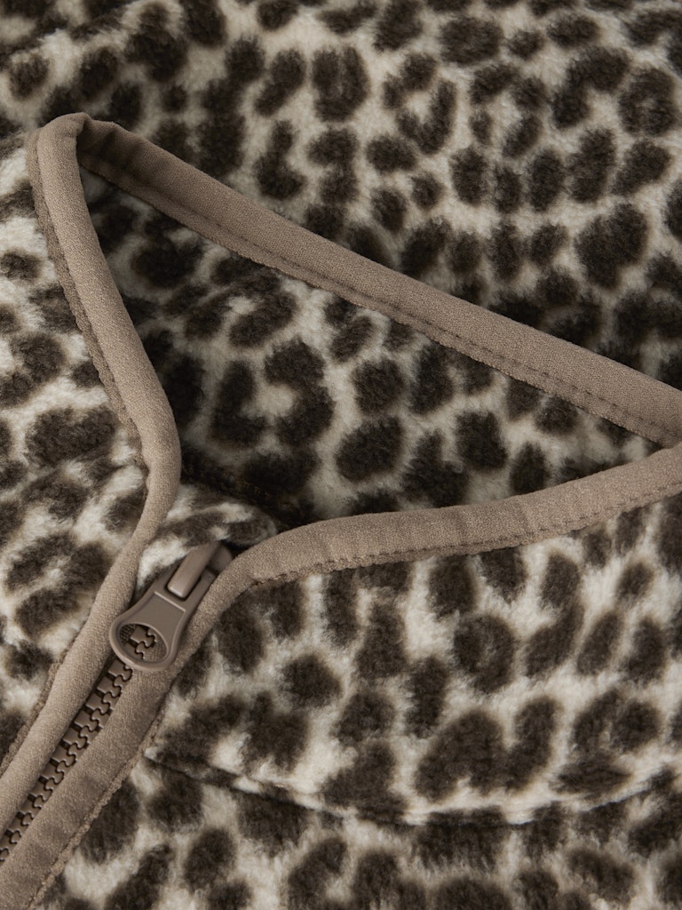 Cool leopard mönstrad fleece jacka till flicka. Fleecejacka, fleece tröja i leo mönster till flicka och pojke.
Fleece kläder från Name it.
NMFMEEKO FLEECE JACKET AOP2 NOOS
13243654