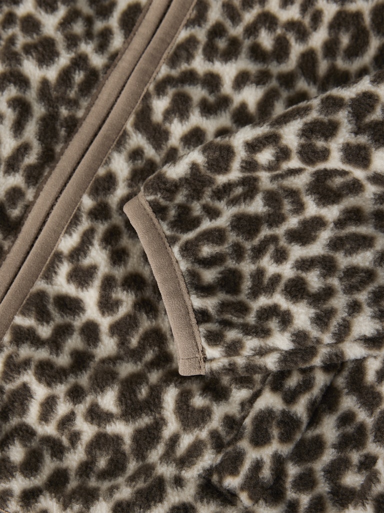 Cool leopard mönstrad fleece jacka till flicka. Fleecejacka, fleece tröja i leo mönster till flicka och pojke.
Fleece kläder från Name it.
NMFMEEKO FLEECE JACKET AOP2 NOOS
13243654
