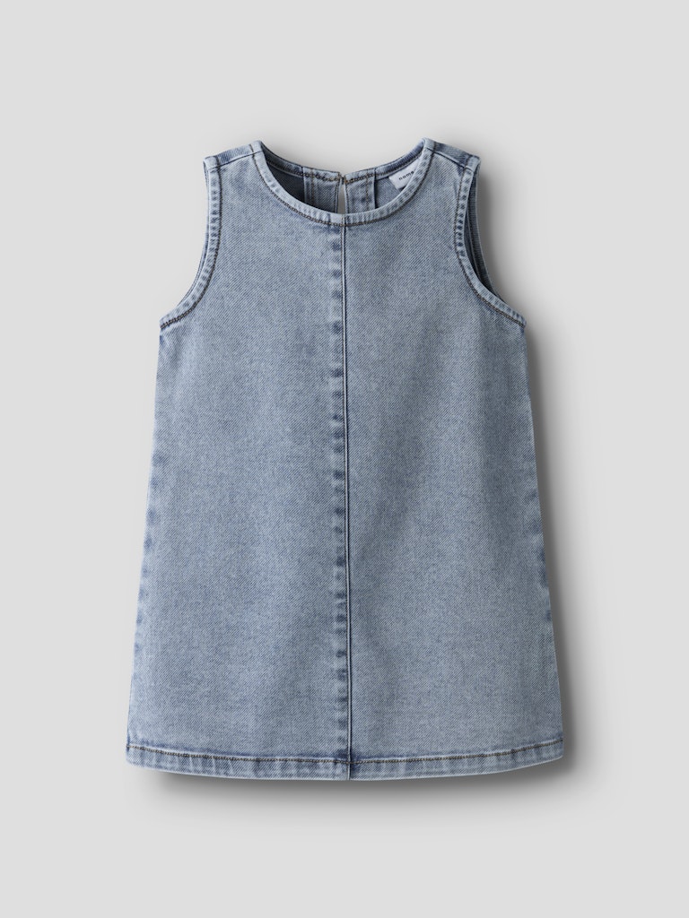 Ljus blå ärmlös jeansklänning till flicka. Klänning i denim från Name it till barn.
NMFAMELIA SL DNM DRESS 2188-GY T
13250826