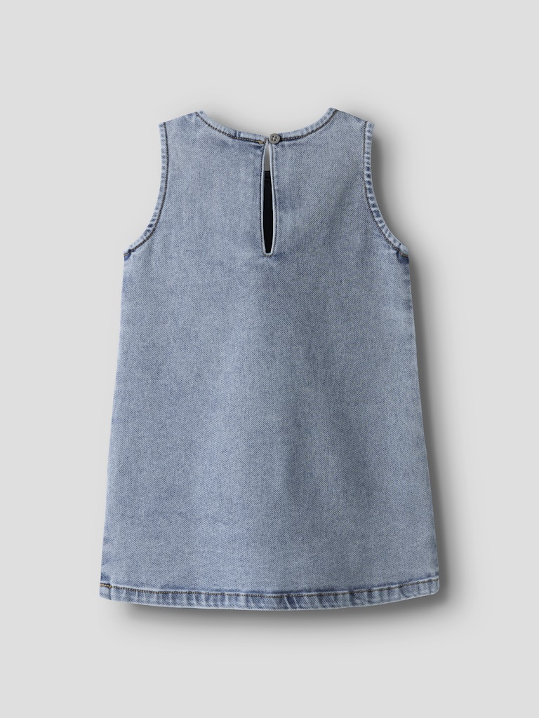 Ljus blå ärmlös jeansklänning till flicka. Klänning i denim från Name it till barn.
NMFAMELIA SL DNM DRESS 2188-GY T
13250826