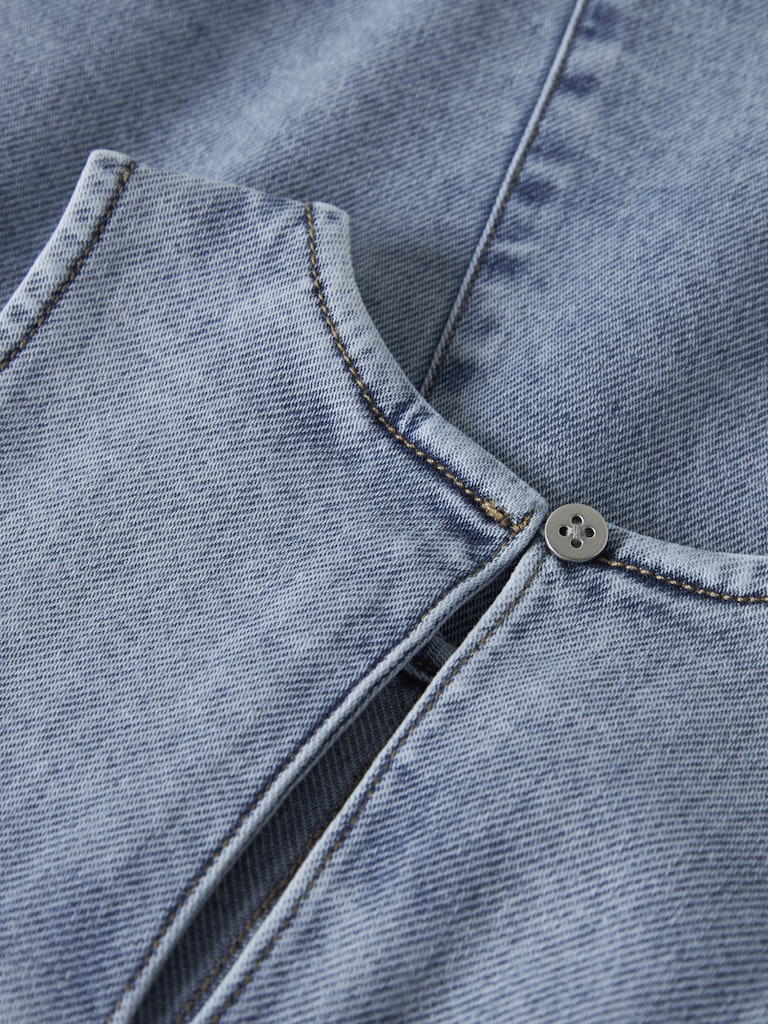 Ljus blå ärmlös jeansklänning till flicka. Klänning i denim från Name it till barn.
NMFAMELIA SL DNM DRESS 2188-GY T
13250826