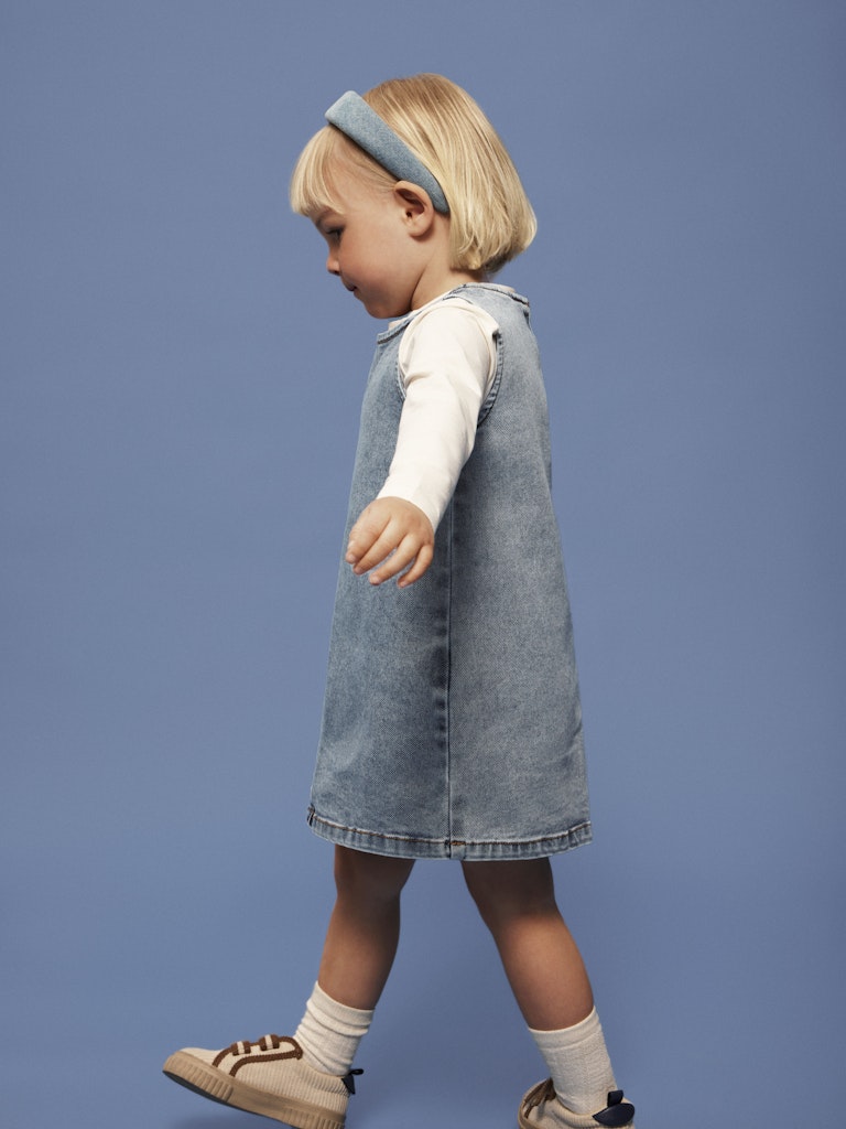 Ljus blå ärmlös jeansklänning till flicka. Klänning i denim från Name it till barn.
NMFAMELIA SL DNM DRESS 2188-GY T
13250826